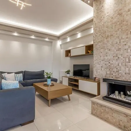 Golden Feather Apartment *