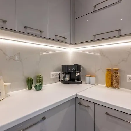 Golden Feather Apartment Karteros